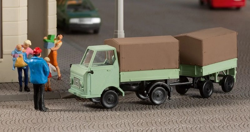 Multicar M22 mit Anhänger, grün