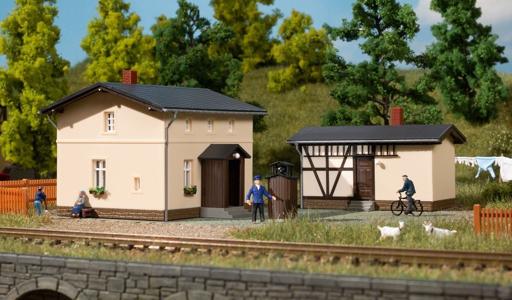 Vasúti őrház melléképülettel