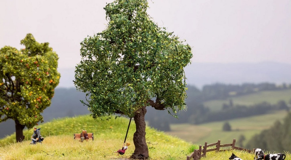 mikromozgás, fán hintázó kislány