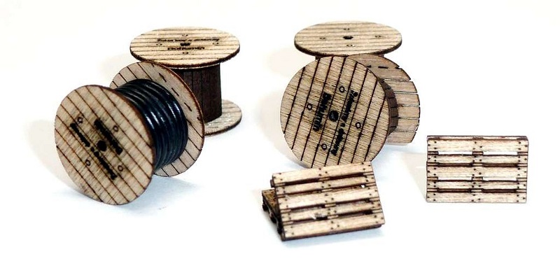 4 Paletten und 2 Kabeltrommeln